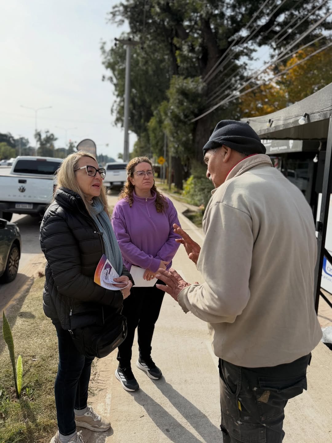 Silvina Cian recorriendo el barrio Colastiné y conversando con un vecino