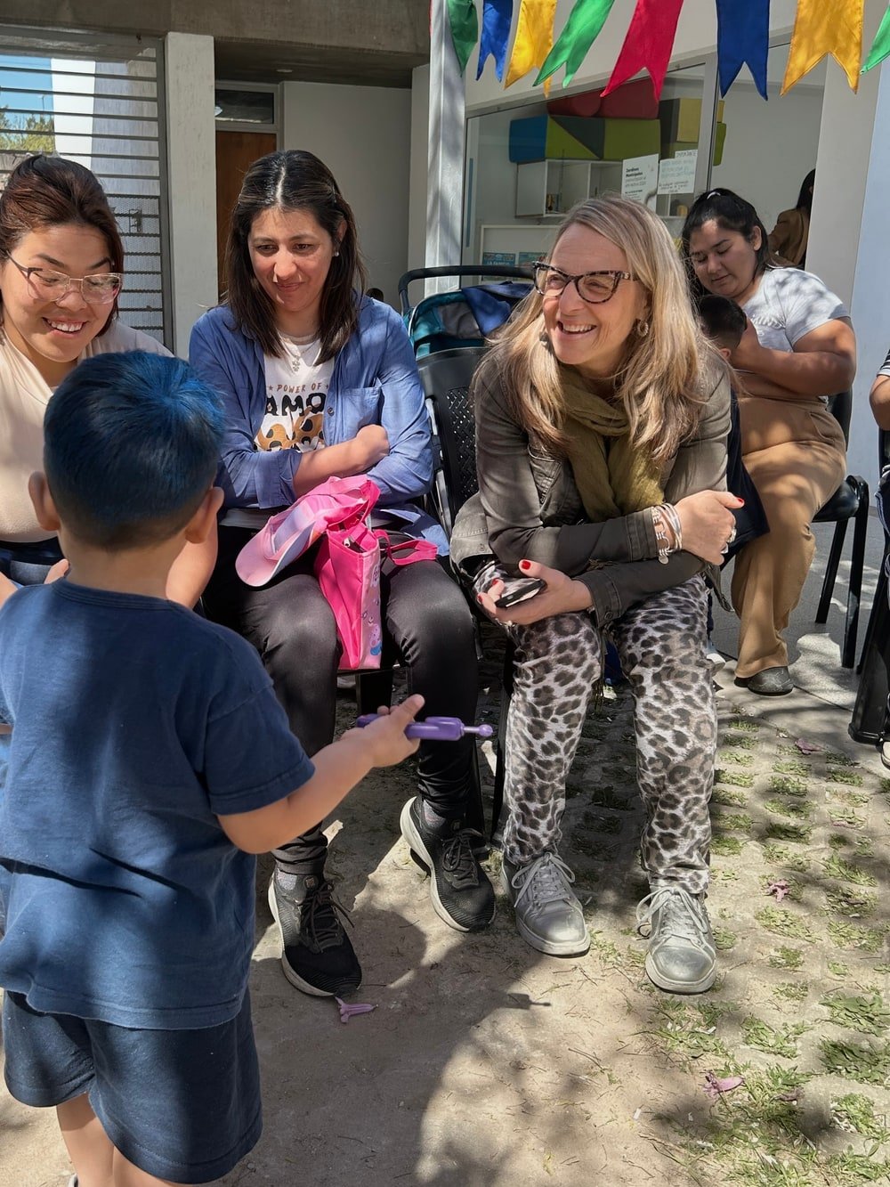 Silvina Cian charlando con vecinas y un niño durante una recorrida por el barrio